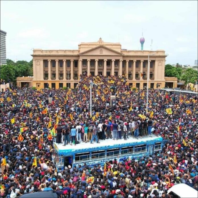 Le peuple envahit la présidence au Sri Lanka