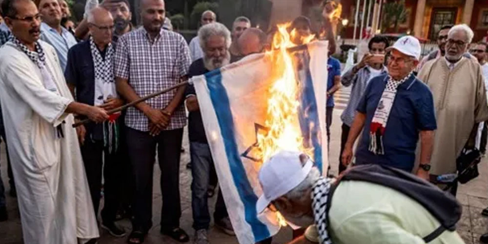 Les Marocains brûlent un drapeau israélien