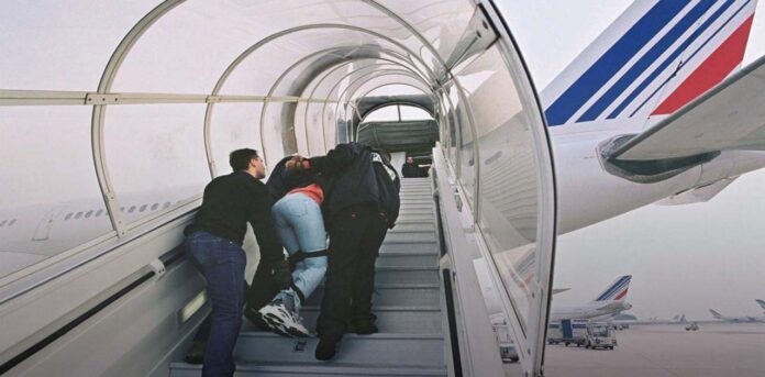 Expulsion d'un Algérien