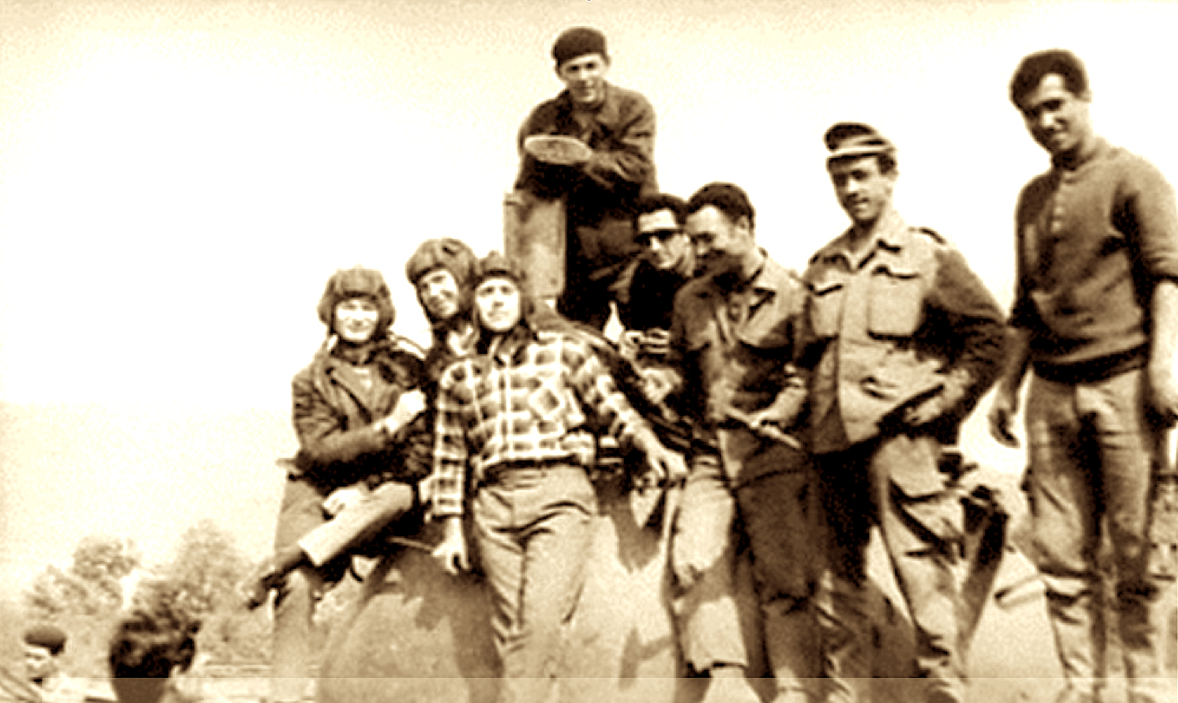 Des soldats russes avec la population algérienne en 1963.
