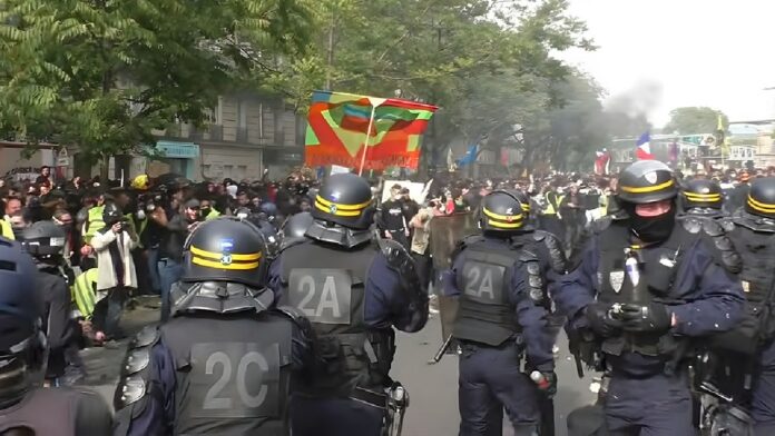 Policiers anti-émeutes en France