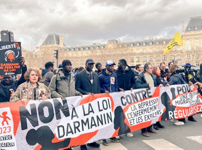 Manifestation contre la loi immigration à Paris