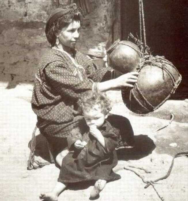 Une femme kabyle qui barate