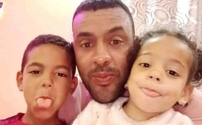 L'ex-détenu d'opinion Lotfi Gouri avec ses deux enfants.