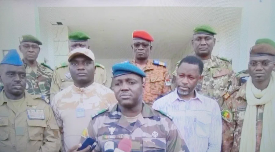 Les armées du Mali et du Burkina soutiennent les putschistes de Niamey.