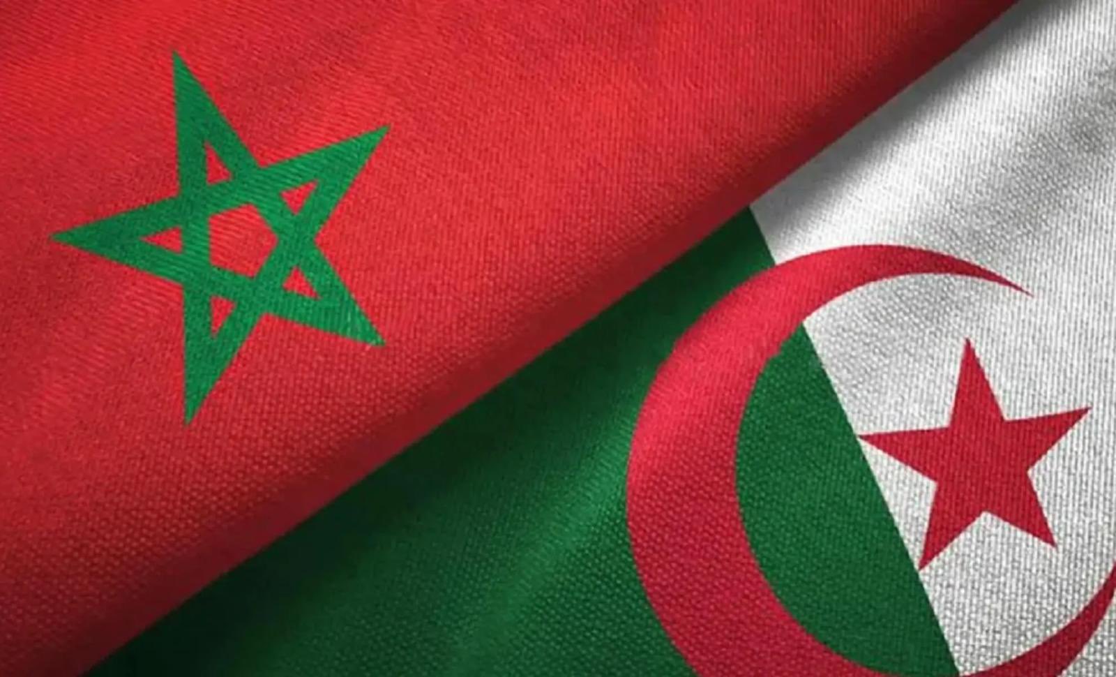 Drapeaux algérien et marocain.