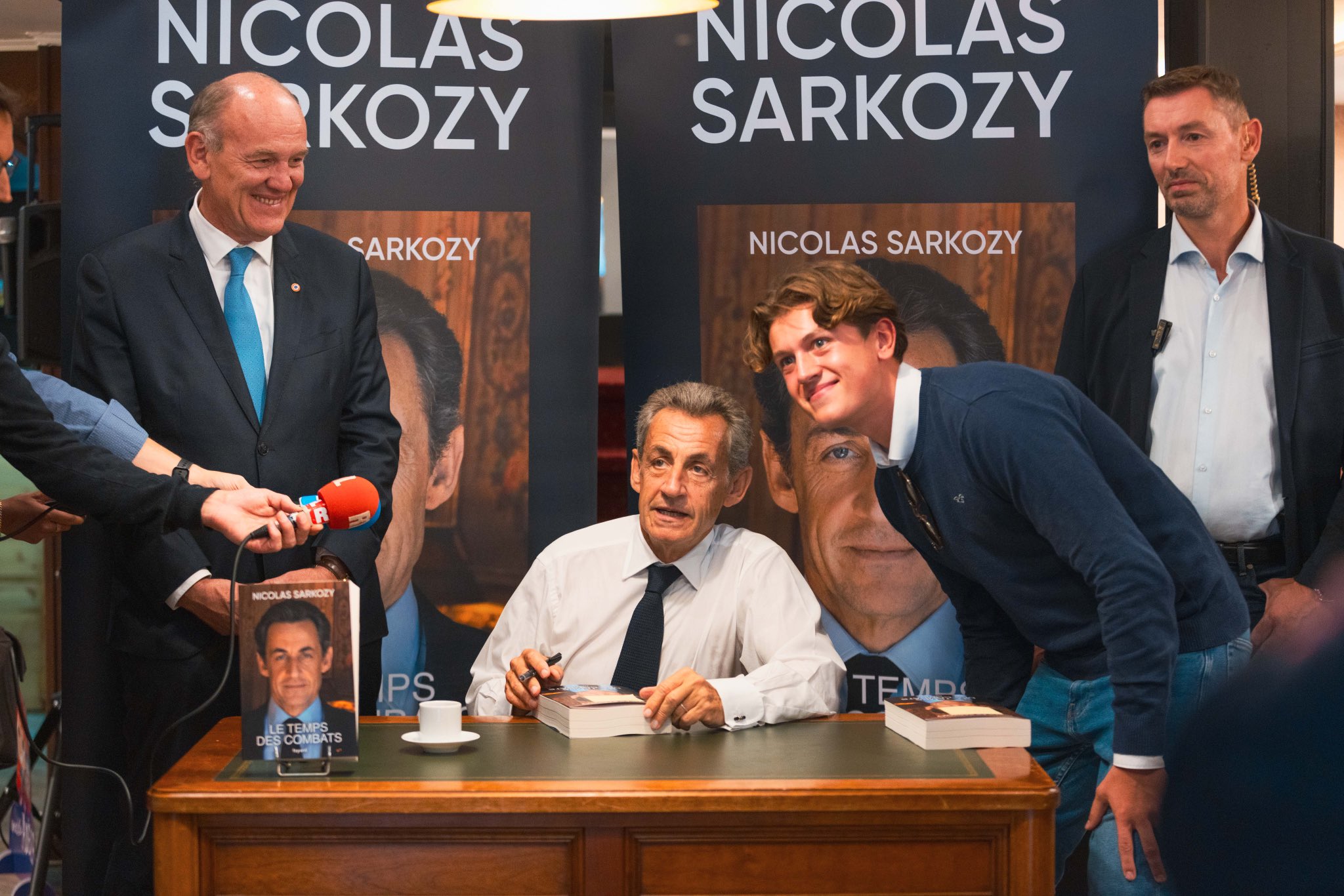 Nicolas Sarkozy signe à tour de bras ses mémoires
