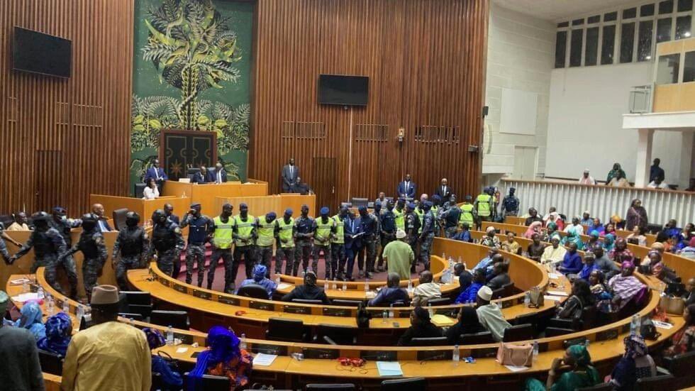 Le parlement envahi par la police
