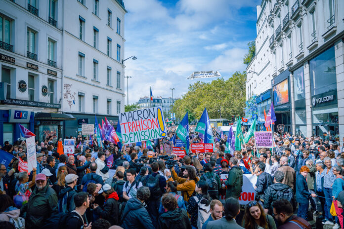 Manifestation contre la nomination de Barnier