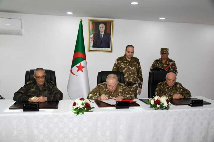 Saïd Chanegriha avec les généraux majors Smaïli et Athamnia.