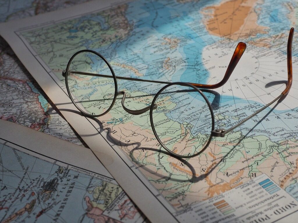 Lunettes sur une carte du monde