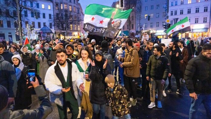 Les Syriens manifestent après la chute des Assad.