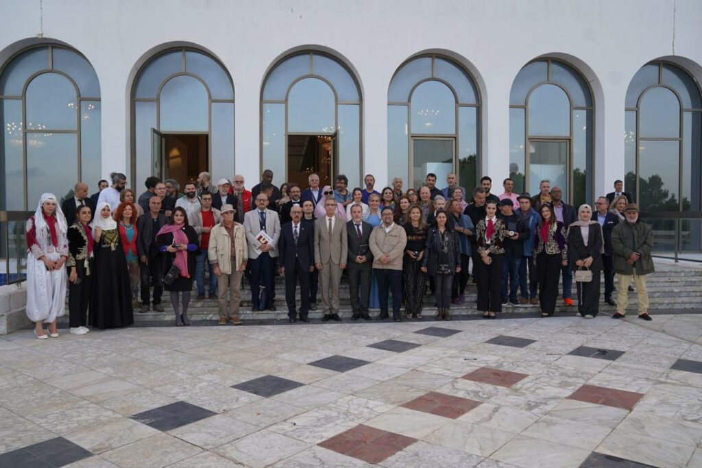 Les participants de la FIAC 2024 photographiés devant le Palais de la Culture d'Alger.