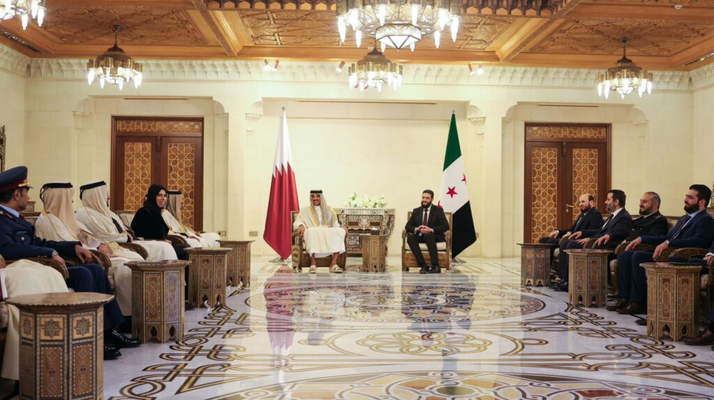 Le président intérimaire de la Syrie, Ahmed Al-Sharaa, accueille le cheikh Tamim bin Hamad Al-Thani à l'aéroport de Damas