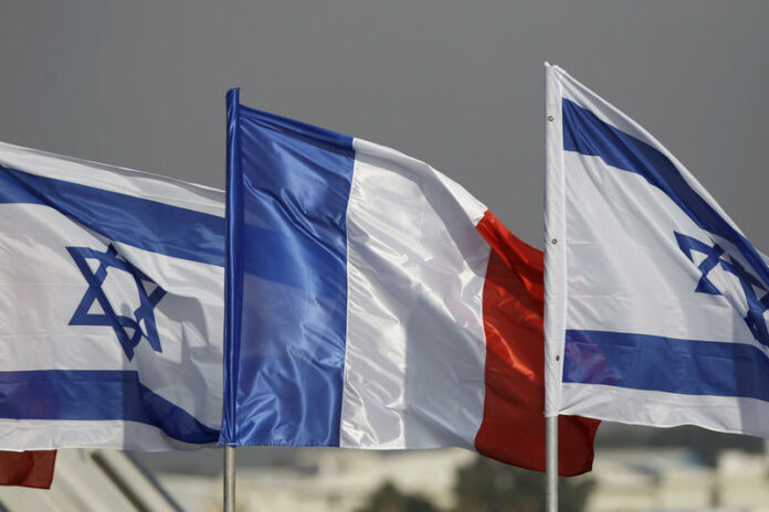 Drapeaux français et israélien