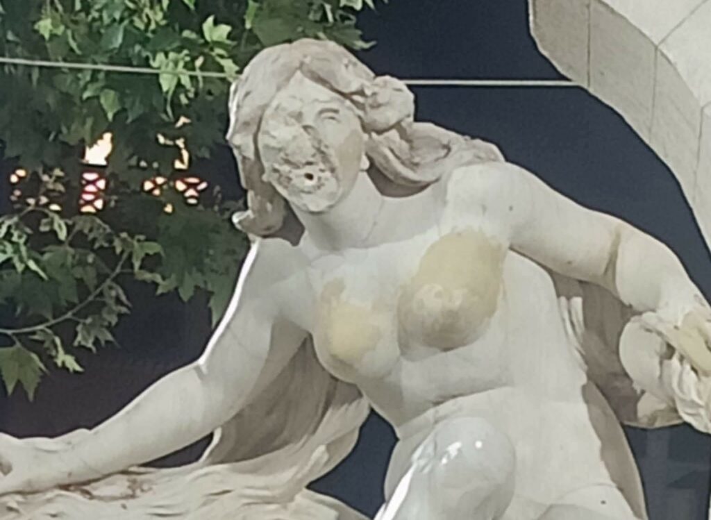 La statue d'Aïn El Fouara saccagée.