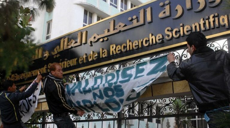 Moyennes surnaturelles au service du régime : l&rsquo;école transformée en miroir de propagande