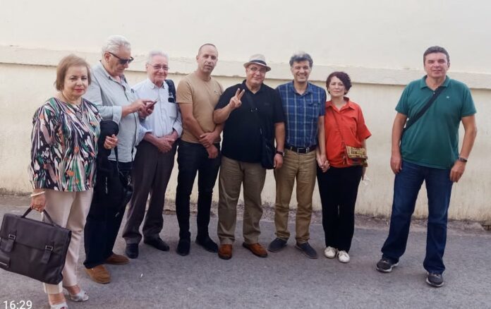 Fethi Ghares avec le collectif d'avocats et des militants à sa sortie du tribunal.