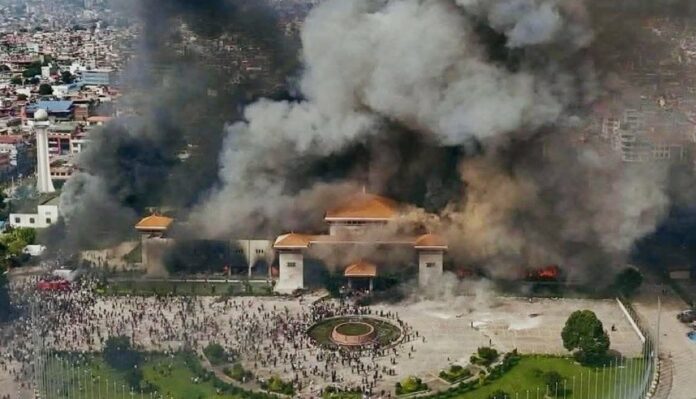 Le parlement népalais incendié par les manifestants