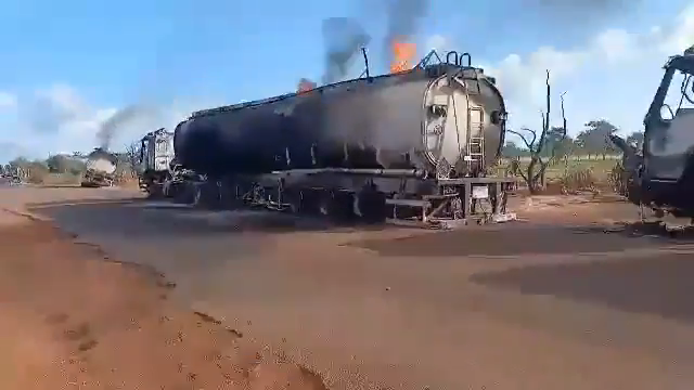 Camions citernes incendiés