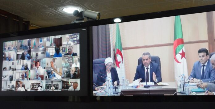 Le ministre de l'Education en réunion Zoom avec les directeurs de l'Education.