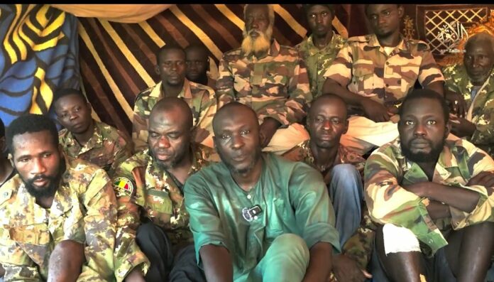Le groupe terroriste #JNIM a diffusé une vidéo montrant 61 soldats maliens et burkinabè captifs, certains détenus depuis plusieurs années, capturés lors de différentes attaques.