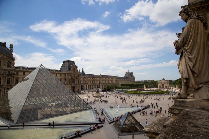 Le Louvre cible d'un vol de bijoux