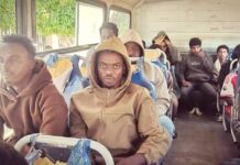 Tunisie : la justice instrumentalisée pour réduire au silence les défenseurs des réfugiés Des réfugiés africains en Tunisie