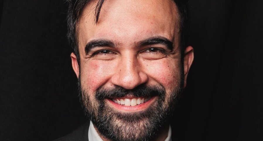 Bête noire de Donald Trump et figure montante de la gauche américaine, Zohran Mamdani s’apprête à devenir, le 1ᵉʳ janvier 2026, le nouveau maire de New York, la plus grande ville des États-Unis.