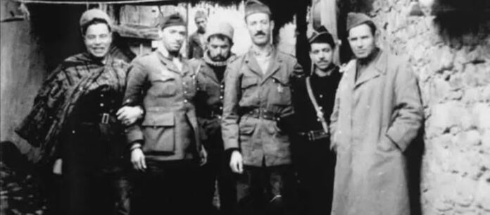 صورة ملتقطة أواخر سنة 1956 للشهيد العقيد عميروش في الأوراس ، يظهر فيها من اليمين إلى اليسار Amirouche en wilaya I