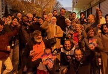 « Marseille en grand ? N’importe quoi ! L’échec de Macron et des alliés ! » : LFI distribue son tract Des militants de LFI à Marseille.