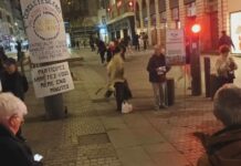 À Marseille, un cercle de silence interpelle sur les droits des migrants Marseille, un cercle de silence interpelle sur les droits des migrants au cœur de la féérie de Noël