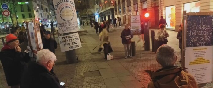 Marseille, un cercle de silence interpelle sur les droits des migrants au cœur de la féérie de Noël