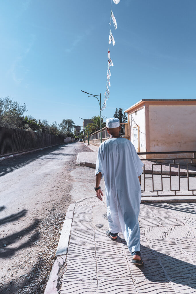 Un homme marchant dans un quartier de la ville, octobre 2025