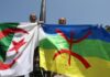 La démocratie, c’est la solution… Drapeaux amazigh et algérien