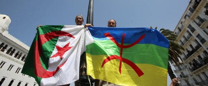 Drapeaux amazigh et algérien