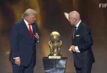 Le football sur un champ de boue Le président des Etats-Unis, Donald Trump, et le dirigeant de la FIFA, Gianni Infantino