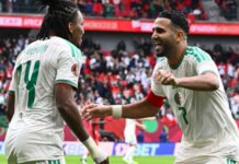 CAN 2025 : six ans après, l’Algérie renoue avec le succès en battant le Soudan Moins de deux minutes de jeu et un but pour l’ancien Joueur africain de l’année qui inscrit le but le plus rapide depuis le début du tournoi. On se dit que l’après-midi risque d’être long pour les Chevaliers du dessert, dépassés sur le plan de la vitesse et de la technique dans ces premières secondes. Pourtant, les hommes du Ghanéen Kuessi Appiah vont se montrer dangereux, contribuant à faire briller Luca Zidane, auteur d’une belle parade sur une frappe d’Eldyn Tayfour (31e). Malgré son avance, l’Algérie n’arrive pas à enfoncer le clou, étant constamment gênée par l’engagement des Soudanais. Un engagement un peu trop poussé pour l’arbitre gabonais Pierre Atcho qui décide d’expulser l’attaquant Salaheldin Adil Ahmed après un second carton jaune à la 40e minute. Sept champions d'Afrique titulaires Mais à 11 contre dix, avec un public acquis à leur cause, les hommes de Vladimir Petkovic vont attendre l’heure de jeu et après un face-à-face manqué par Baghdad Boudedjah (59e) pour faire le break grâce, une nouvelle fois, à Riyad Mahrez après une délicieuse passe de l’extérieur du pied de Mohamed Amoura (61e). Peu en vue pendant la rencontre, le capitaine algérien a été clinique pour concrétiser ses deux occasions du match en but. La note sera plus embellie avec un troisième but du rentrant Ibrahim Maza bien servi dans la surface par une remise de la tête de Bounedjah (85e). La fin de match sera plus animée avec les remplaçants, mais aucun n'arrivera à mettre un quatrième but malgré les nombreuses occasions. Avec sept champions d’Afrique 2019, dont six titulaires pour ce premier match (Bensebaini, Mandi, Mahrez, Bounedjah, Bennacer, Boudaoui), l’Algérie a retrouvé des sensations perdues à la CAN depuis six ans. Assez pour rêver d’aller chercher une nouvelle étoile ? Il faudra d’abord confirmer cela très vite contre le Burkina ce dimanche 28 décembre. Toute l'actualité de la CAN 2025 Calendrier et résultats des matchs Les six groupes de la CAN Partager :