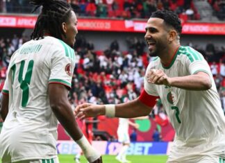 CAN 2025 : six ans après, l’Algérie renoue avec le succès en battant le Soudan Moins de deux minutes de jeu et un but pour l’ancien Joueur africain de l’année qui inscrit le but le plus rapide depuis le début du tournoi. On se dit que l’après-midi risque d’être long pour les Chevaliers du dessert, dépassés sur le plan de la vitesse et de la technique dans ces premières secondes. Pourtant, les hommes du Ghanéen Kuessi Appiah vont se montrer dangereux, contribuant à faire briller Luca Zidane, auteur d’une belle parade sur une frappe d’Eldyn Tayfour (31e). Malgré son avance, l’Algérie n’arrive pas à enfoncer le clou, étant constamment gênée par l’engagement des Soudanais. Un engagement un peu trop poussé pour l’arbitre gabonais Pierre Atcho qui décide d’expulser l’attaquant Salaheldin Adil Ahmed après un second carton jaune à la 40e minute. Sept champions d'Afrique titulaires Mais à 11 contre dix, avec un public acquis à leur cause, les hommes de Vladimir Petkovic vont attendre l’heure de jeu et après un face-à-face manqué par Baghdad Boudedjah (59e) pour faire le break grâce, une nouvelle fois, à Riyad Mahrez après une délicieuse passe de l’extérieur du pied de Mohamed Amoura (61e). Peu en vue pendant la rencontre, le capitaine algérien a été clinique pour concrétiser ses deux occasions du match en but. La note sera plus embellie avec un troisième but du rentrant Ibrahim Maza bien servi dans la surface par une remise de la tête de Bounedjah (85e). La fin de match sera plus animée avec les remplaçants, mais aucun n'arrivera à mettre un quatrième but malgré les nombreuses occasions. Avec sept champions d’Afrique 2019, dont six titulaires pour ce premier match (Bensebaini, Mandi, Mahrez, Bounedjah, Bennacer, Boudaoui), l’Algérie a retrouvé des sensations perdues à la CAN depuis six ans. Assez pour rêver d’aller chercher une nouvelle étoile ? Il faudra d’abord confirmer cela très vite contre le Burkina ce dimanche 28 décembre. Toute l'actualité de la CAN 2025 Calendrier et résultats des matchs Les six groupes de la CAN Partager :