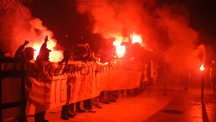 Des manifestants opposés à la présence de Marine Le Pen à Marseille.