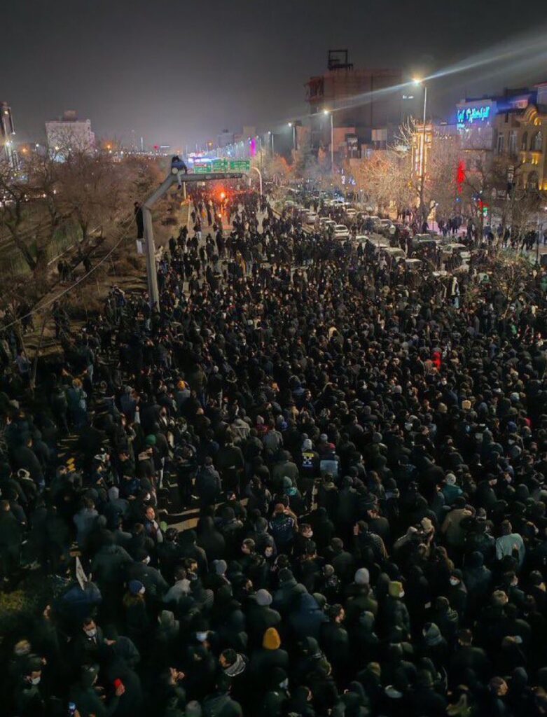 La rue iranienne contre le régime des mollahs