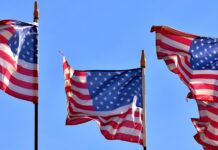 Monroe, tu n’es jamais parti ! Drapeau américain