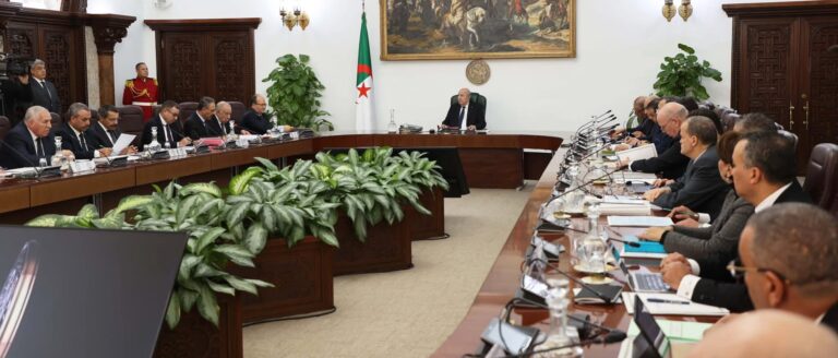 L’État ouvre la voie à une régularisation encadrée des migrants algériens en situation irrégulière