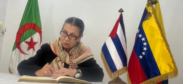 Louisa Hanoune signant le cahier de doléances à l'ambassade du Venezuela à Alger.