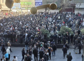 Une Iranienne témoigne : « Le peuple prisonnier de la toute-puissance de deux monstres » La rue iranienne contre les mollahs